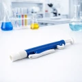 Pompka-pipetowa-Levo-E-2-ml,-niebieska-w-laboratorium