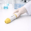 Gruszka-pipetowa-automatyczna-Levo-100-ml,-zolta,-pipetowanie-w-laboratorium